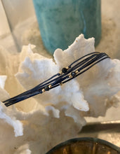Load image into Gallery viewer, 14k yellow gold featured in navy